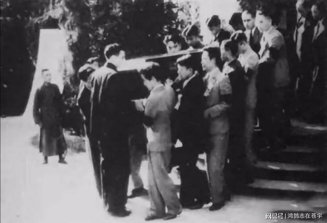 原创老照片直击鲁迅葬礼,十万民众为先生送行,灵柩上三个字当之无愧