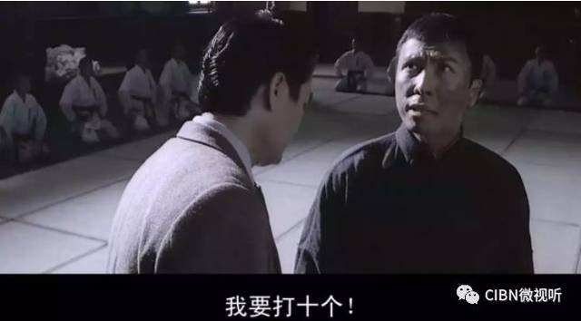 三浦用掌,招式狠辣利落; 叶问用拳,以退为进,攻藏于守.图片