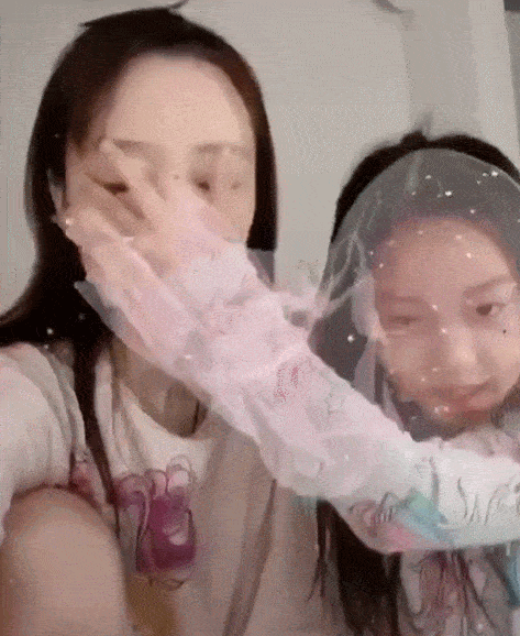 原创李小璐母女穿睡衣拍照,甜馨和妈妈抢仙女头衔拿手挡她脸,超可爱