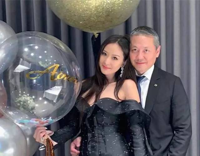 孙芸芸母女同时晒靓照,41岁妈妈大长腿抢镜,20岁女儿青春靓丽