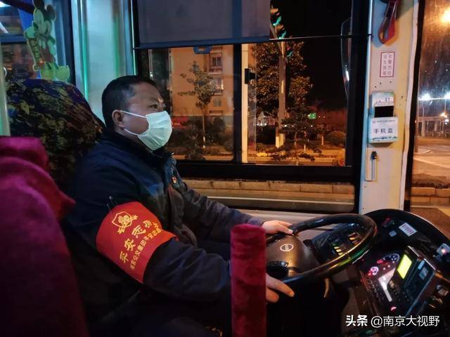 疫情下的公交司机:耳朵冻得通红,有一名乘客也要坚守