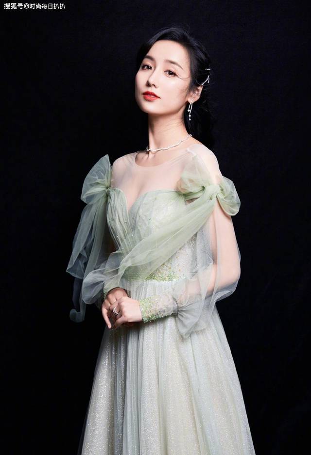 原创36岁的吕一浅绿裙造型很嫩啊,像个荷花仙子,气质温婉且优雅