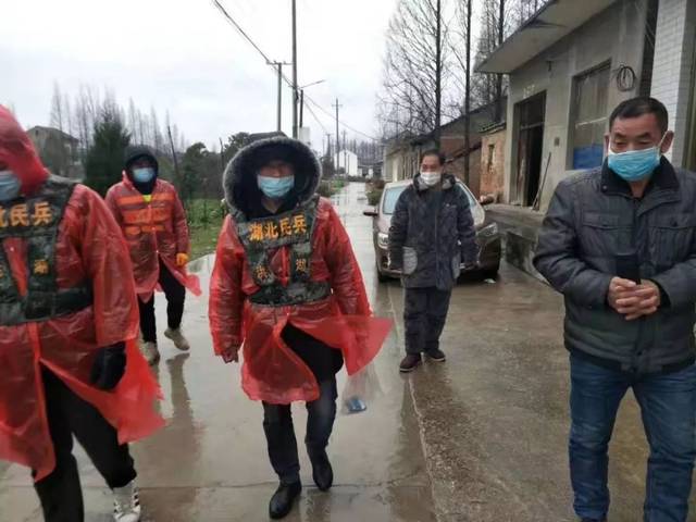 洪湖市万全镇人大代表,河嘴村妇联主席董玉红带领女子服务队和医务
