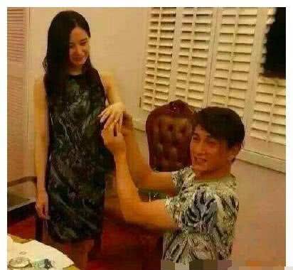 吴奇隆早前求婚现场照曝光 刘诗诗一脸淡定
