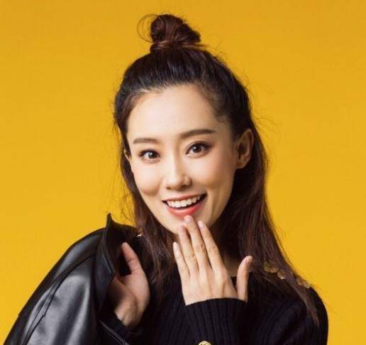张小斐,贾玲公司大碗旗下的签约艺人,之前一直跟着贾玲一直参加各种