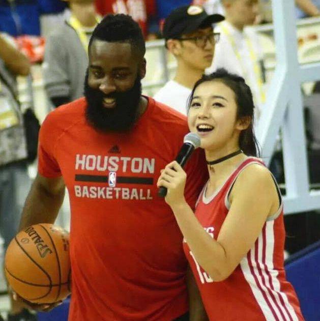 "nba最前线"女主播张曼源,臀部比登哥还翘,直播中霸气