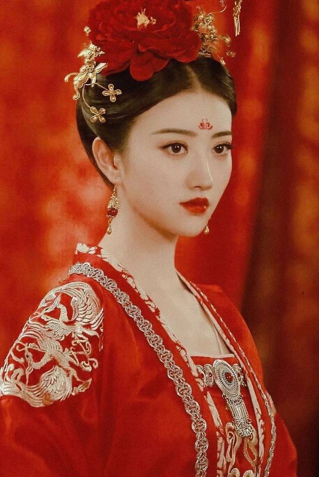 迪丽热巴终于"结婚"了!婚纱照也太美了吧!