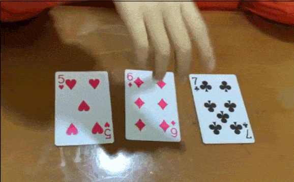 04扑克牌新玩法 按照数字顺序拿出3张牌,让孩子闭上眼睛,家长抽出