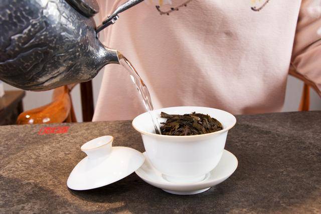 5,醒茶开颜(润茶):为使普洱茶茶香更加纯正,需进行温茶,即用沸水把杯