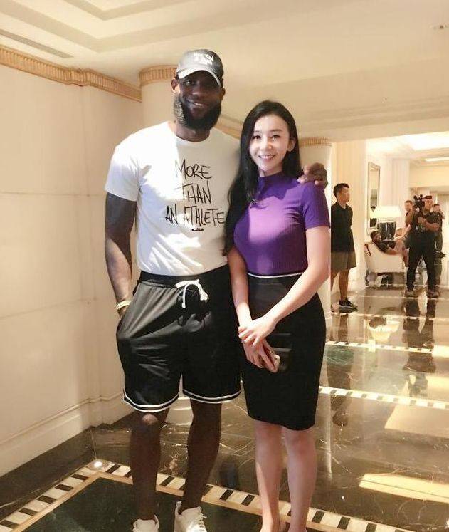 "nba最前线"女主播张曼源,臀部比登哥还翘,直播中霸气