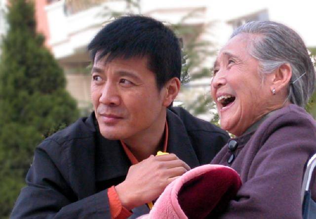 《暖春》小花的爷爷刚离世,鲁园奶奶也走了,2020年是怎么了