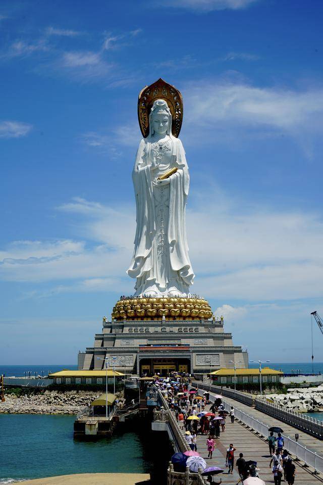 这是一个著名的旅游胜地,以海口和三亚为两个端点,海南的旅游行程基本