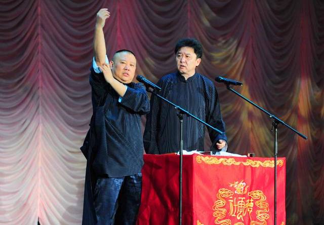 47岁郭德纲爆料父亲提审过相声名家?捐款百万