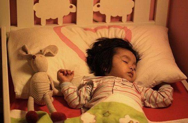 如果床太小,父母和小孩睡在一起会很挤迫.
