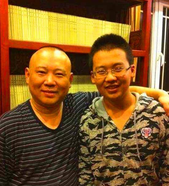 47岁郭德纲爆料父亲提审过相声名家?捐款百万