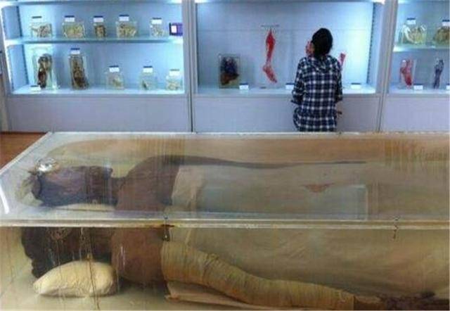 她是我国第一女巨人,14岁身高比姚明还高,为何遗体37年不火化