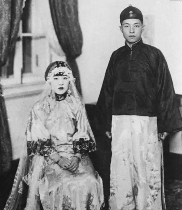川岛芳子生前老照片:与婉容皇后合影相貌清秀,图9被枪决现场!