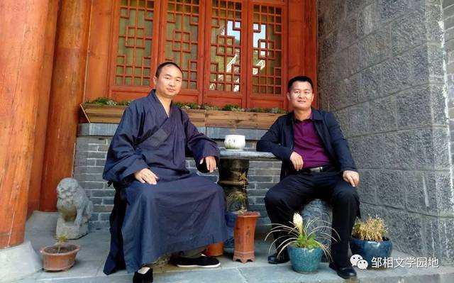 少林寺立雪亭内 与少林寺二祖庵庵主延勇法师 5 月11日 上午,与少林