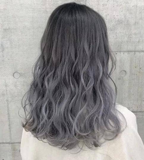 还有这一款远看是雾灰色,但是其实发丝当中带有一些经典蓝色,所以也