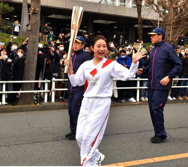 东京奥运举行圣火传递彩排 石原里美出席惊艳全场_手机搜狐网