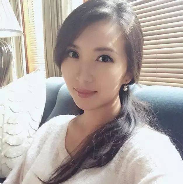 41岁陈好近照,素颜自拍人比花美,当红隐退嫁豪门生2女