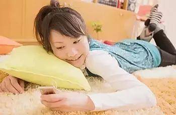 玩手机的正确姿势是:老老实实仰头躺着玩.