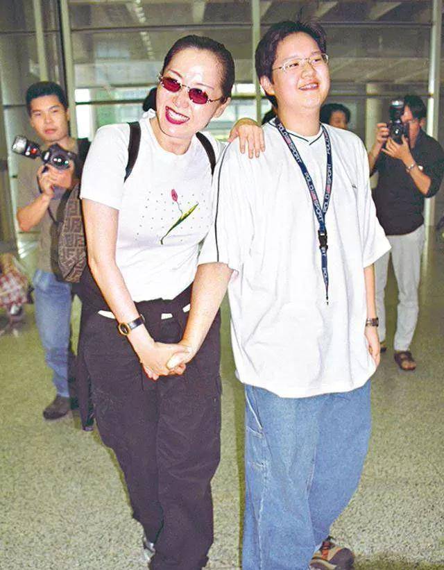 万梓良22年后跟前妻恬妞说对不起,为养女儿她牺牲了大