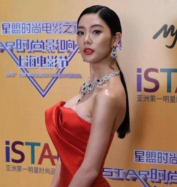克拉拉真是人间尤物,33岁仍性感撩人