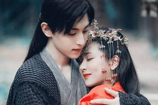 去年,一部《香蜜沉沉烬如霜》让杨紫和邓伦大火.