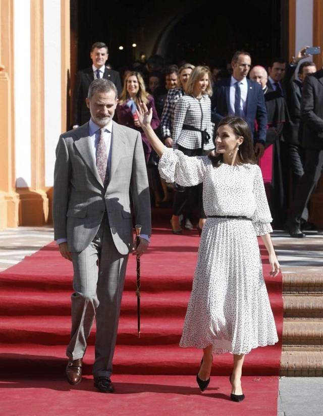 原创西班牙国王王后难得穿休闲装,情人节变摄影师漫步公园,美成画报