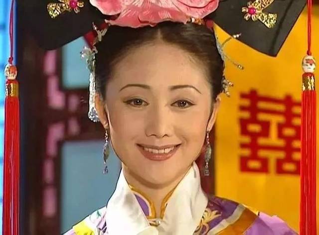 令妃娘娘赵丽娟近照,与丈夫因戏结缘,52岁漂亮依旧,女儿颜值高