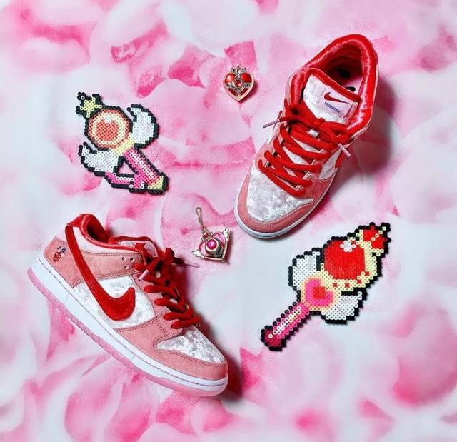 其次,这双 strangelove x nike sb dunk low 作为 nike 的情人节限定