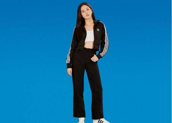 阿迪这次请对代言人了,看看lisa这身运动套装,太帅气了