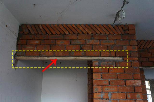 砌墙做门洞过梁直接铺木板朋友却说偷工减料实用性差太多了