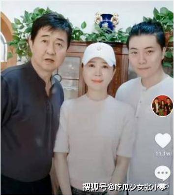 53岁付笛声罕见露面,头发花白满脸憔悴,与妻子结婚31年恩爱如初