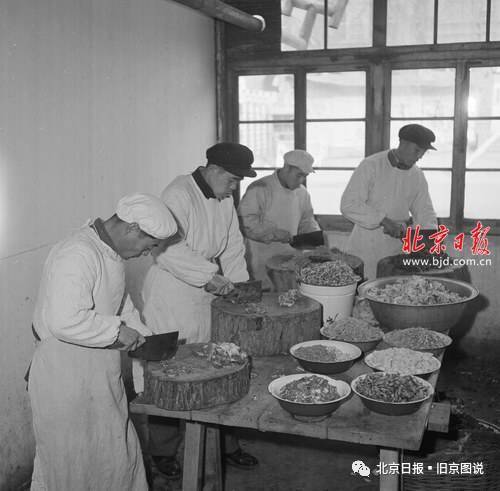 1958年,中国人民大学东城区铁狮子胡同一号的炊事员在同学们做花样