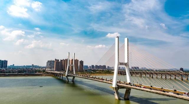 湖南湘江流经湘潭,咱们从航拍的角度来飞阅这里的大桥