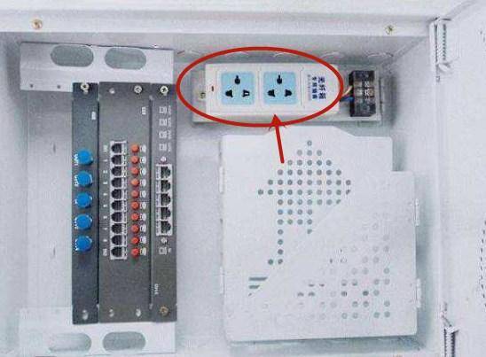2,弱电箱内的插座且别人家还有用鞋柜旁插座来装感应式小夜灯的!