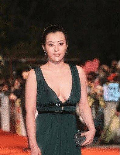 41岁郝蕾咋又胖乎了?体重直逼150斤,丰腴身材简直是男人的肉