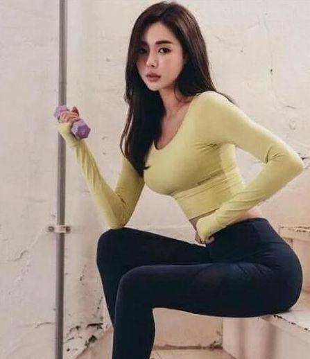 原创街拍:优雅成熟的紧身打底裤美女,轻松穿出纤细好身材!