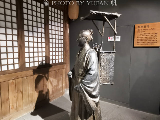 在博物馆中,还有当时考生赴京赶考的一些雕塑作品,非常形常.