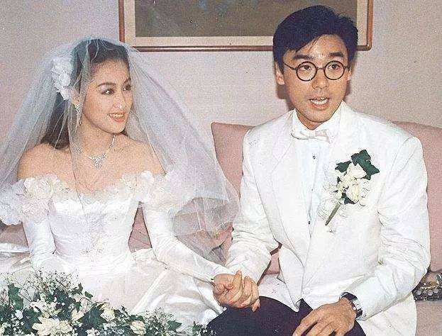 章小蕙在1987年与歌手钟镇涛闪电结婚,婚礼极尽豪华,两人育有一子一