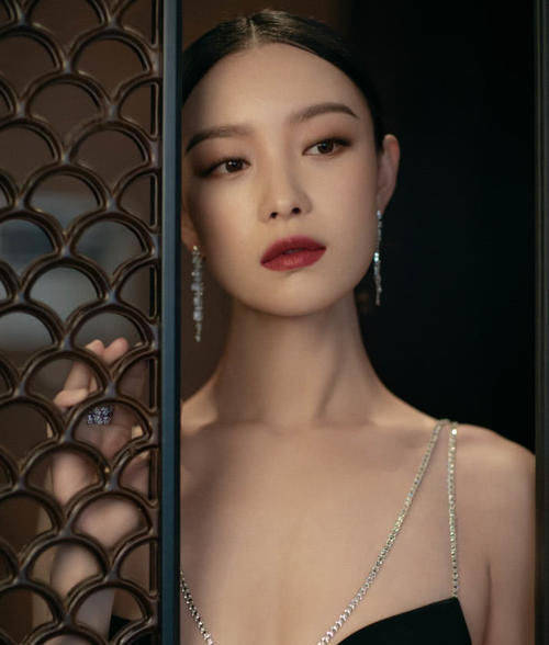 观众们应该也都有发现,倪妮走的一直是那种比较霸气知性的路线,尤其是