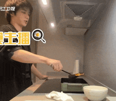 原创明星疫期居家全变厨师,何炅这菜我学不会,华晨宇这菜我吃不饱