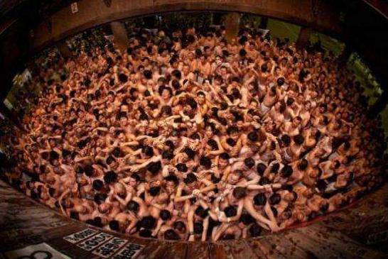 日本冈山县举行"裸祭"活动,数千人赤裸身体溯溪,日民众担忧