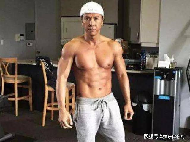 甄子丹:来看我的肌肉,李连杰:还是看我的吧!洪金宝:你们都不如我的!