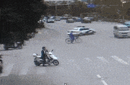 搞笑gif:妹子,让你耕地,你却把牛累坏了!