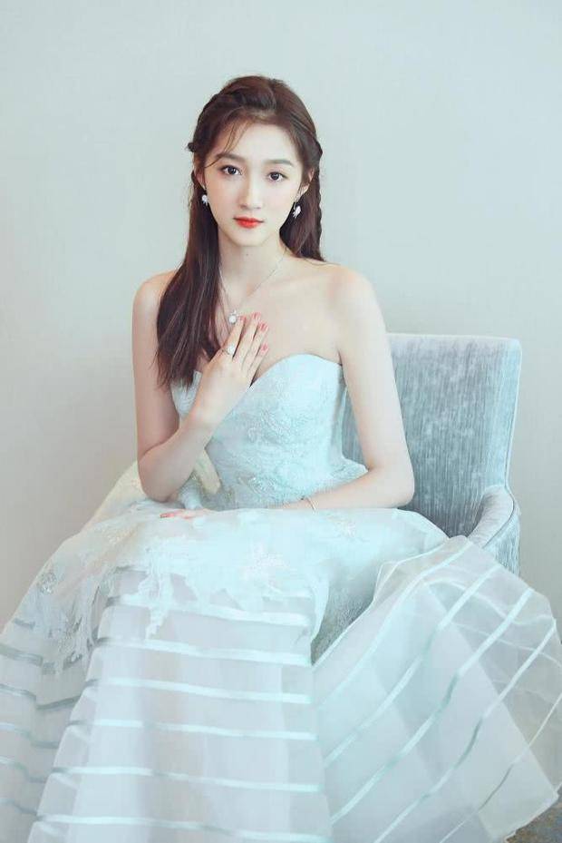 原创关晓彤在家健身,长腿细腰让人嫉妒,豪宅曝光超奢华