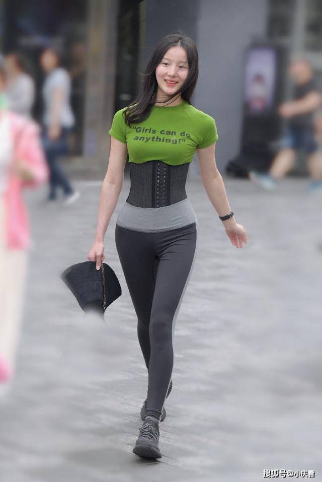 束腰外穿,美女这样穿时髦又显瘦