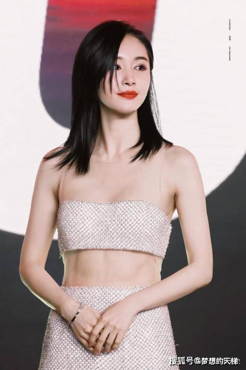33岁王子文,大秀性感,一般人可不敢这么穿